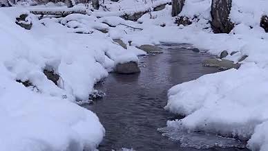 4k实拍冬天的河流岩石之间小溪视频的预览图
